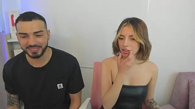 Snapshot of savage_sweethearts chatting on January 13, 8:15 pm savage sweethearts online show from January 13, 8:15 pm