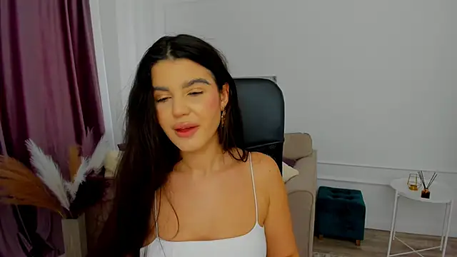 Snapshot of AlluringAriel chatting on February 6, 6:29 am AlluringAriel online show from February 6, 6:29 am