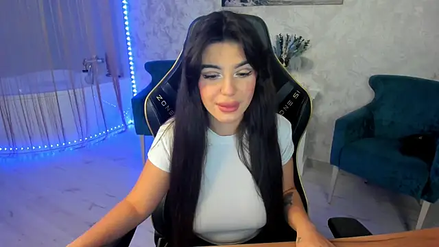 Snapshot of AlluringAriel chatting on October 4, 7:34 pm AlluringAriel online show from October 4, 7:34 pm