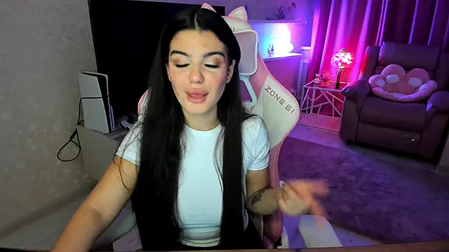 Snapshot of AlluringAriel chatting on October 21, 7:36 pm AlluringAriel online show from October 21, 7:36 pm