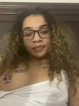 Snapshot of 1prettygem chatting on December 22, 3:11 am 1prettygem online show from December 22, 3:11 am