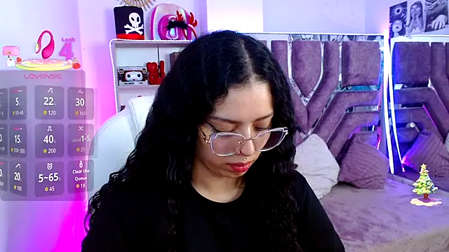 Snapshot of Aurora_Brownn chatting on December 14, 4:07 am Aurora Brownn online show from December 14, 4:07 am