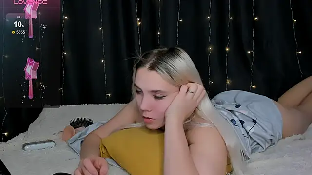 Snapshot of LadyHottCum chatting on December 13, 5:38 am LadyHottCum online show from December 13, 5:38 am