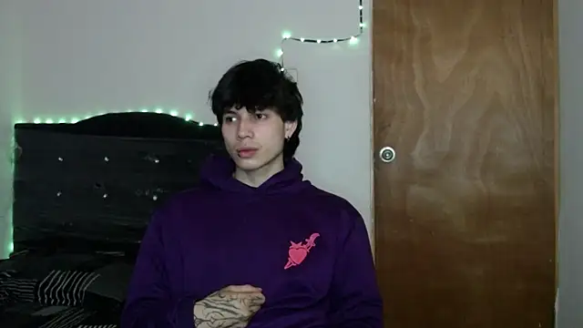 Snapshot of pervertsteens3 chatting on November 11, 9:09 am pervertsteens3 online show from November 11, 9:09 am