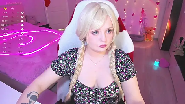 Snapshot of Amy_honey_angel chatting on February 22, 9:23 am Amy honey angel online show from February 22, 9:23 am