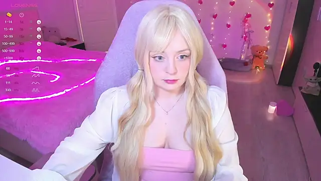 Snapshot of Amy_honey_angel chatting on March 10, 9:21 am Amy honey angel online show from March 10, 9:21 am