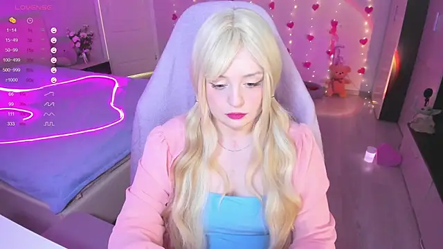 Snapshot of Amy_honey_angel chatting on March 18, 9:31 am Amy honey angel online show from March 18, 9:31 am