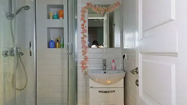 Mia Mia M online show from March 8, 5:38 am