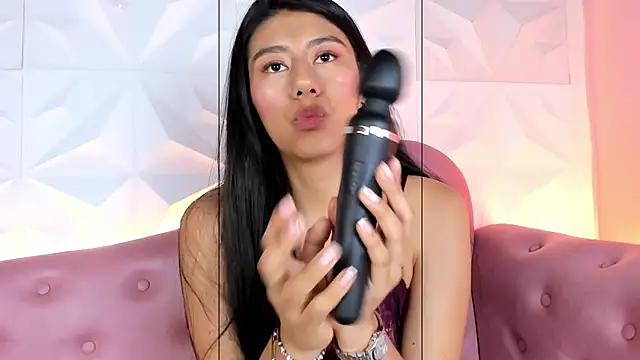 Snapshot of CarlaAlvez chatting on February 4, 5:45 pm CarlaAlvez online show from February 4, 5:45 pm