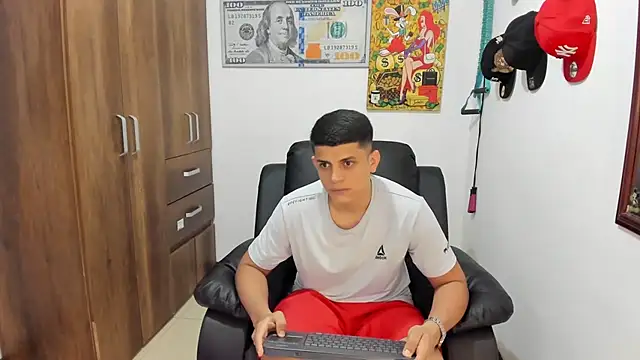 Snapshot of boss_of_cash chatting on October 1, 12:05 am boss of cash online show from October 1, 12:05 am