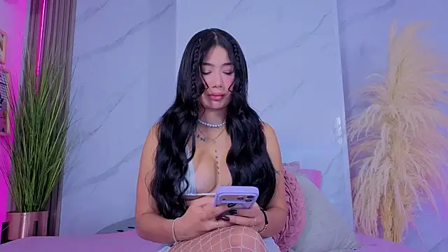 Chlooee   online show from April 8, 1:49 am