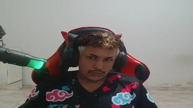 Snapshot of guivanetti chatting on January 27, 2:42 am guivanetti online show from January 27, 2:42 am