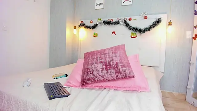 Snapshot of Milaspetite chatting on December 19, 11:25 pm Milaspetite online show from December 19, 11:25 pm