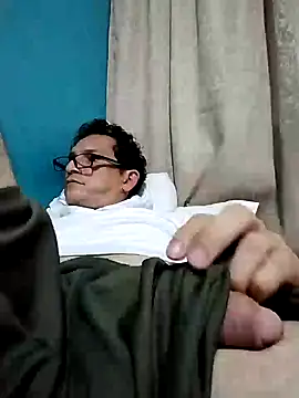 Snapshot of Bombi22 chatting on December 15, 11:53 pm Bombi22 online show from December 15, 11:53 pm