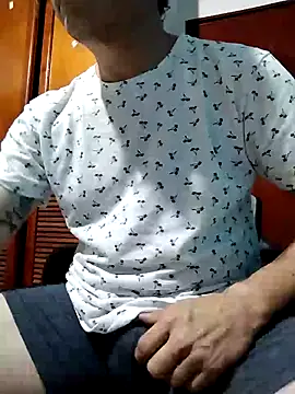 Snapshot of Bombi22 chatting on December 19, 2:34 am Bombi22 online show from December 19, 2:34 am