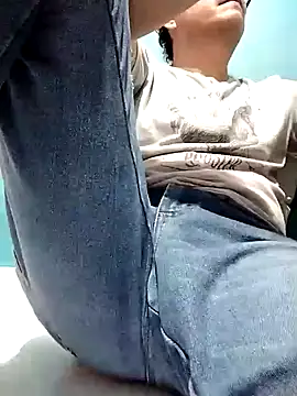 Snapshot of Bombi22 chatting on December 20, 5:14 am Bombi22 online show from December 20, 5:14 am