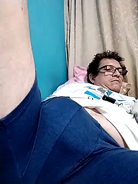 Snapshot of Bombi22 chatting on February 16, 6:54 am Bombi22 online show from February 16, 6:54 am