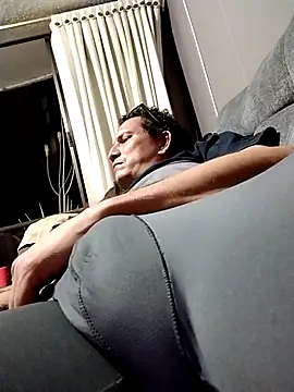 Snapshot of Bombi22 chatting on February 20, 3:34 am Bombi22 online show from February 20, 3:34 am