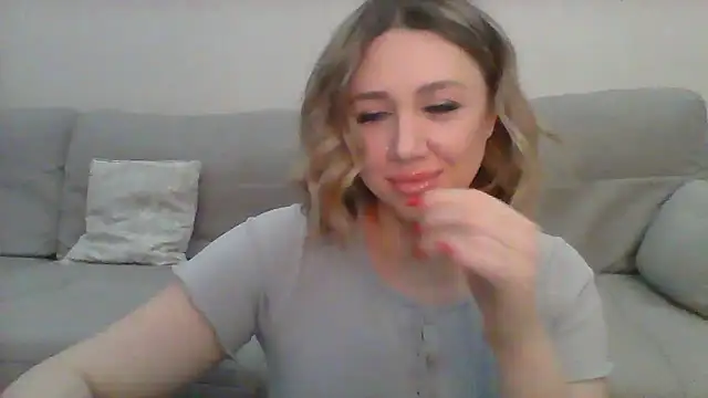 Snapshot of VickyLove047 chatting on March 18, 3:53 am VickyLove047 online show from March 18, 3:53 am