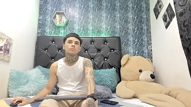 Snapshot of exotic_hot_couple chatting on November 25, 10:32 pm exotic hot couple online show from November 25, 10:32 pm