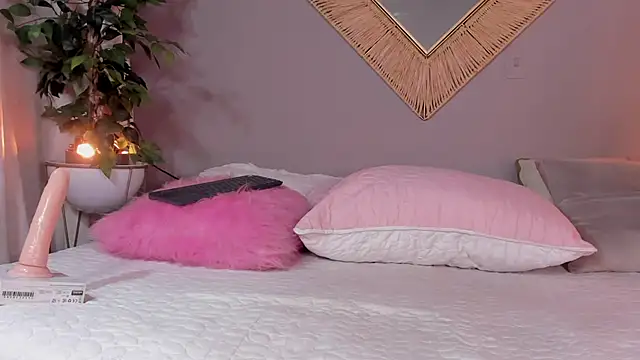 Snapshot of bella_arias chatting on December 18, 1:26 am bella arias online show from December 18, 1:26 am