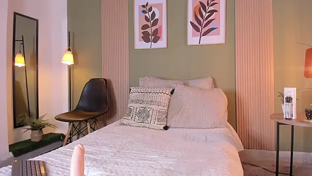 Snapshot of bella_arias chatting on December 21, 12:42 am bella arias online show from December 21, 12:42 am