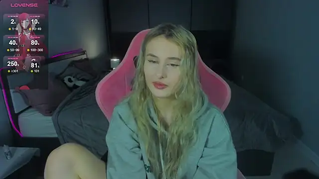 Snapshot of Molly_Toads chatting on December 20, 11:21 am Molly Toads online show from December 20, 11:21 am