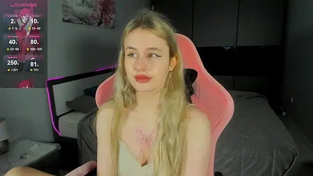 Snapshot of Molly_Toads chatting on December 24, 7:39 am Molly Toads online show from December 24, 7:39 am