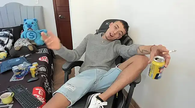 Snapshot of twink_latino5 chatting on December 25, 4:22 am twink latino5 online show from December 25, 4:22 am