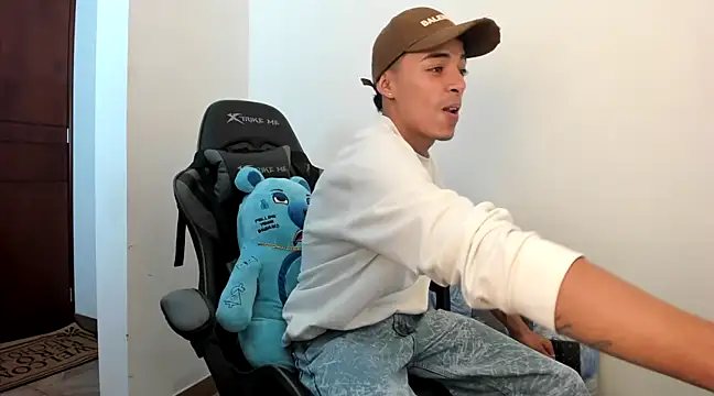 Snapshot of twink_latino5 chatting on February 23, 1:57 am twink latino5 online show from February 23, 1:57 am