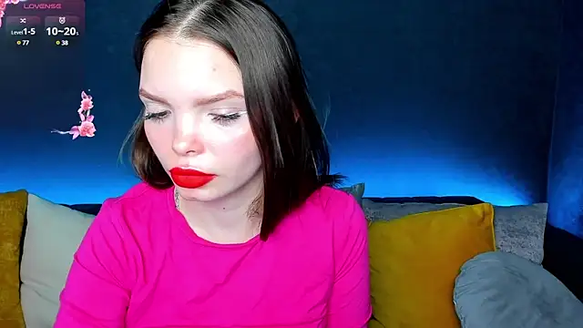 Curvy Dynamite  online show from February 11, 8:26 am