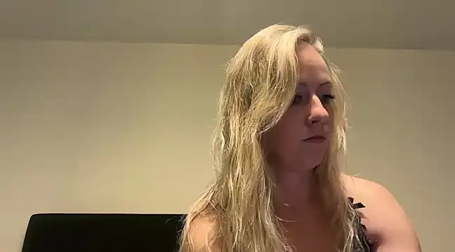 Snapshot of Emmy_frenchie chatting on January 2, 8:02 pm Emmy frenchie online show from January 2, 8:02 pm