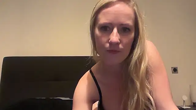 Snapshot of Emmy_frenchie chatting on January 13, 8:15 pm Emmy frenchie online show from January 13, 8:15 pm