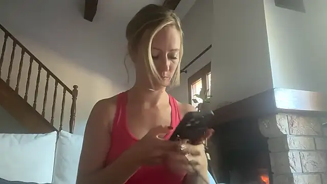 Snapshot of Emmy_frenchie chatting on November 25, 9:53 am Emmy frenchie online show from November 25, 9:53 am