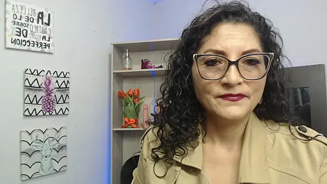 Snapshot of arianna_ros3 chatting on January 29, 3:15 pm arianna ros3 online show from January 29, 3:15 pm