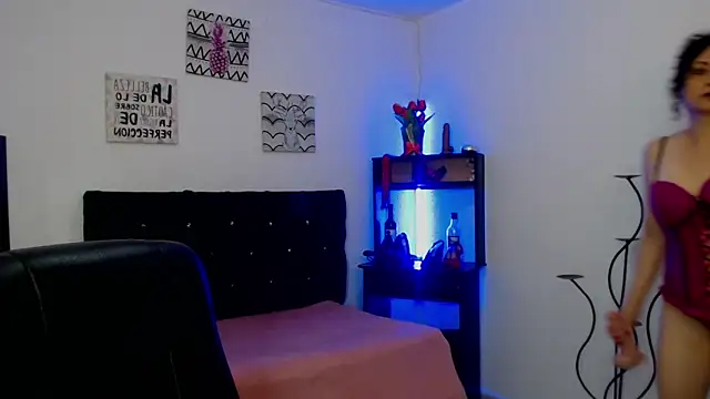 Snapshot of arianna_ros3 chatting on September 19, 4:07 pm arianna ros3 online show from September 19, 4:07 pm