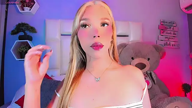 Snapshot of Aileen_18 chatting on September 21, 8:32 pm Aileen 18 online show from September 21, 8:32 pm