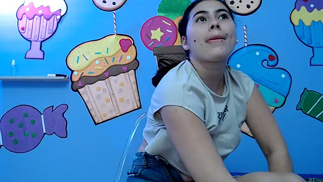 Snapshot of sweetfantacies18 chatting on February 19, 1:18 am sweetfantacies18 online show from February 19, 1:18 am