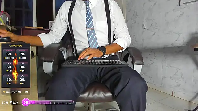 Snapshot of Hideintheoffice chatting on March 3, 3:41 am Hideintheoffice online show from March 3, 3:41 am