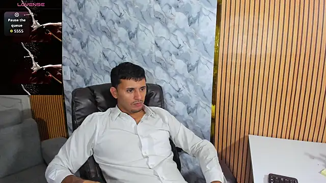 Snapshot of Hideintheoffice chatting on November 6, 3:40 am Hideintheoffice online show from November 6, 3:40 am