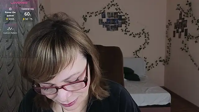 Snapshot of Miss_Moren chatting on November 13, 4:33 am Miss Moren online show from November 13, 4:33 am