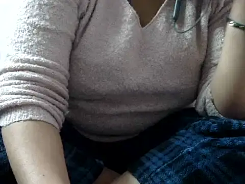 Snapshot of Housewife12 chatting on January 18, 6:43 pm Housewife12 online show from January 18, 6:43 pm