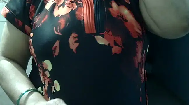 Snapshot of Housewife12 chatting on February 15, 7:50 pm Housewife12 online show from February 15, 7:50 pm