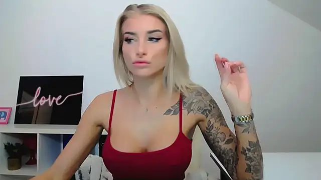 Lia Benini online show from February 23, 1:10 pm