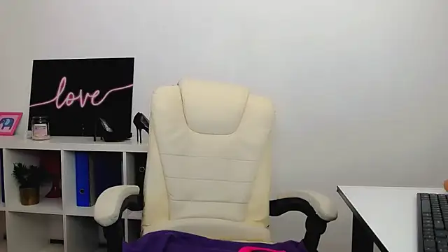 Lia Benini online show from February 25, 7:25 pm