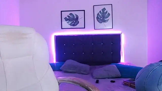 Snapshot of mia_collens chatting on September 25, 2:04 am mia collens online show from September 25, 2:04 am