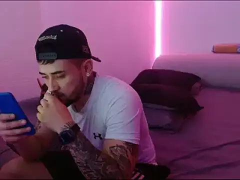 Snapshot of miia-liiam chatting on January 9, 5:02 am miia-liiam online show from January 9, 5:02 am