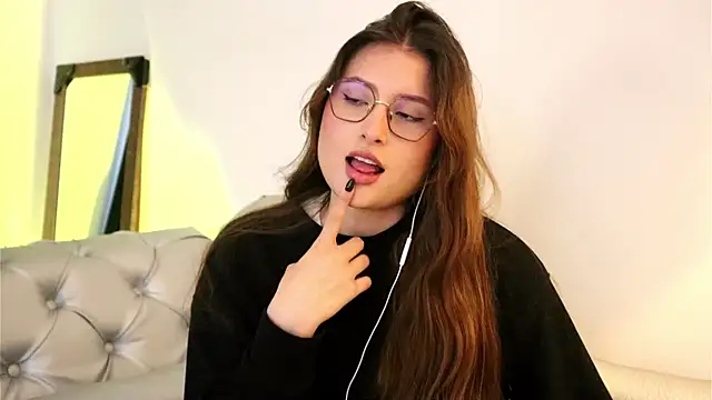 Daisha Riley online show from October 20, 1:44 pm