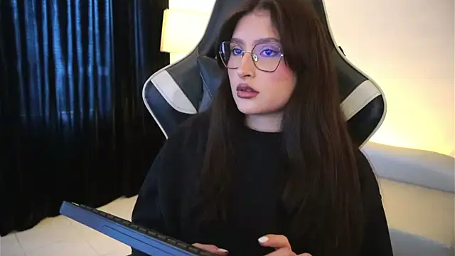 Daisha Riley online show from April 10, 1:05 pm