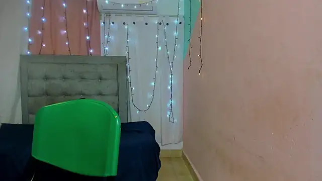 Snapshot of dani-lue chatting on January 25, 11:44 am dani-lue online show from January 25, 11:44 am